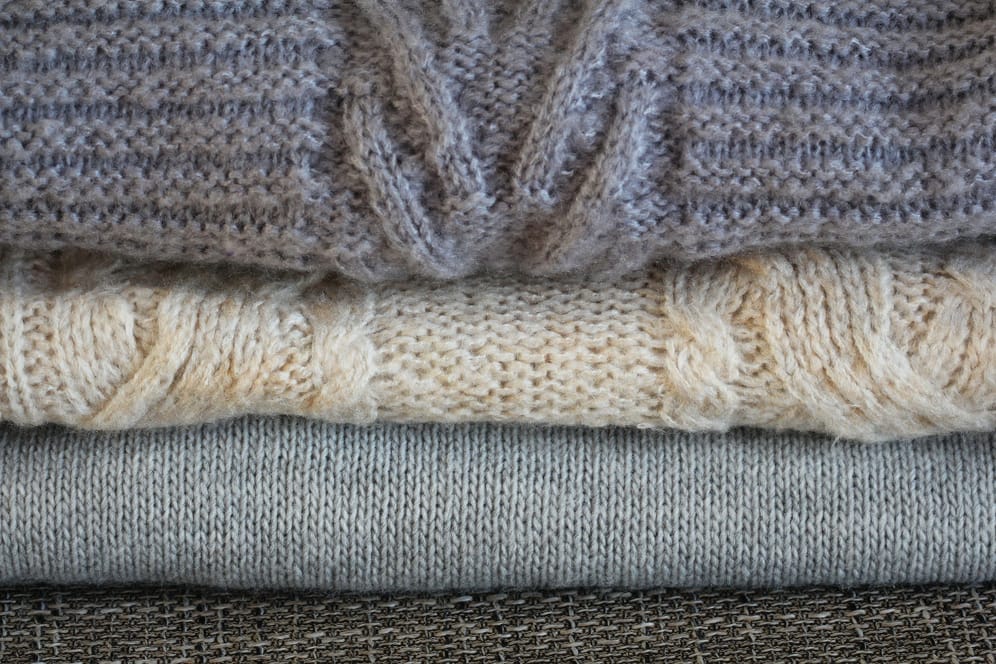 Kuschelig warm: Pullover können helfen, die Heizkosten zu senken.