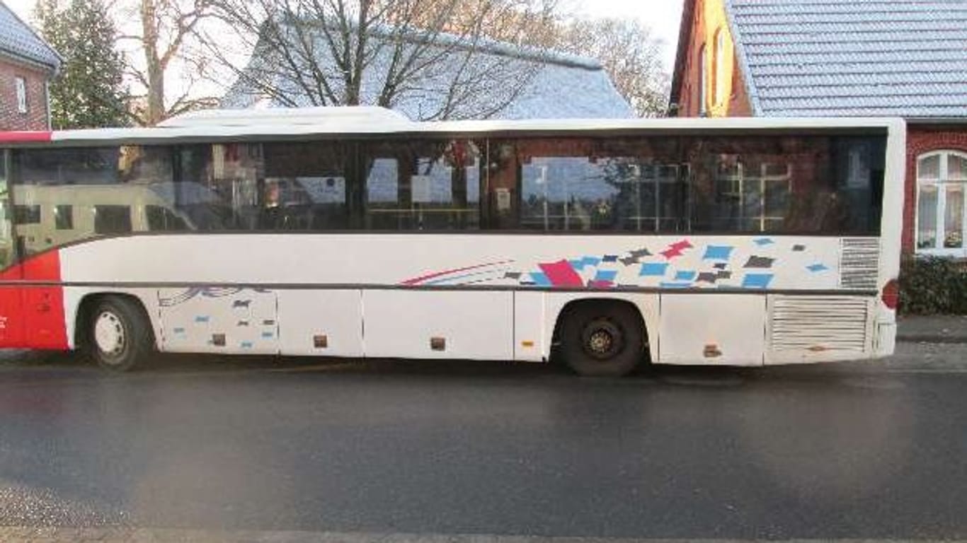 Der linke hintere Reifen des Busses löste sich während der Fahrt. Warum, war zunächst unklar.
