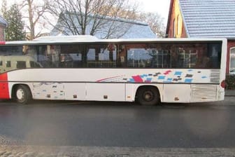 Der linke hintere Reifen des Busses löste sich während der Fahrt. Warum, war zunächst unklar.