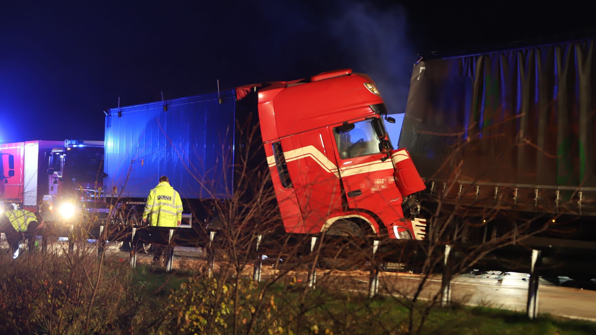 Ein Lkw-Fahrer war auf den Sattelzug eines anderen gekracht.