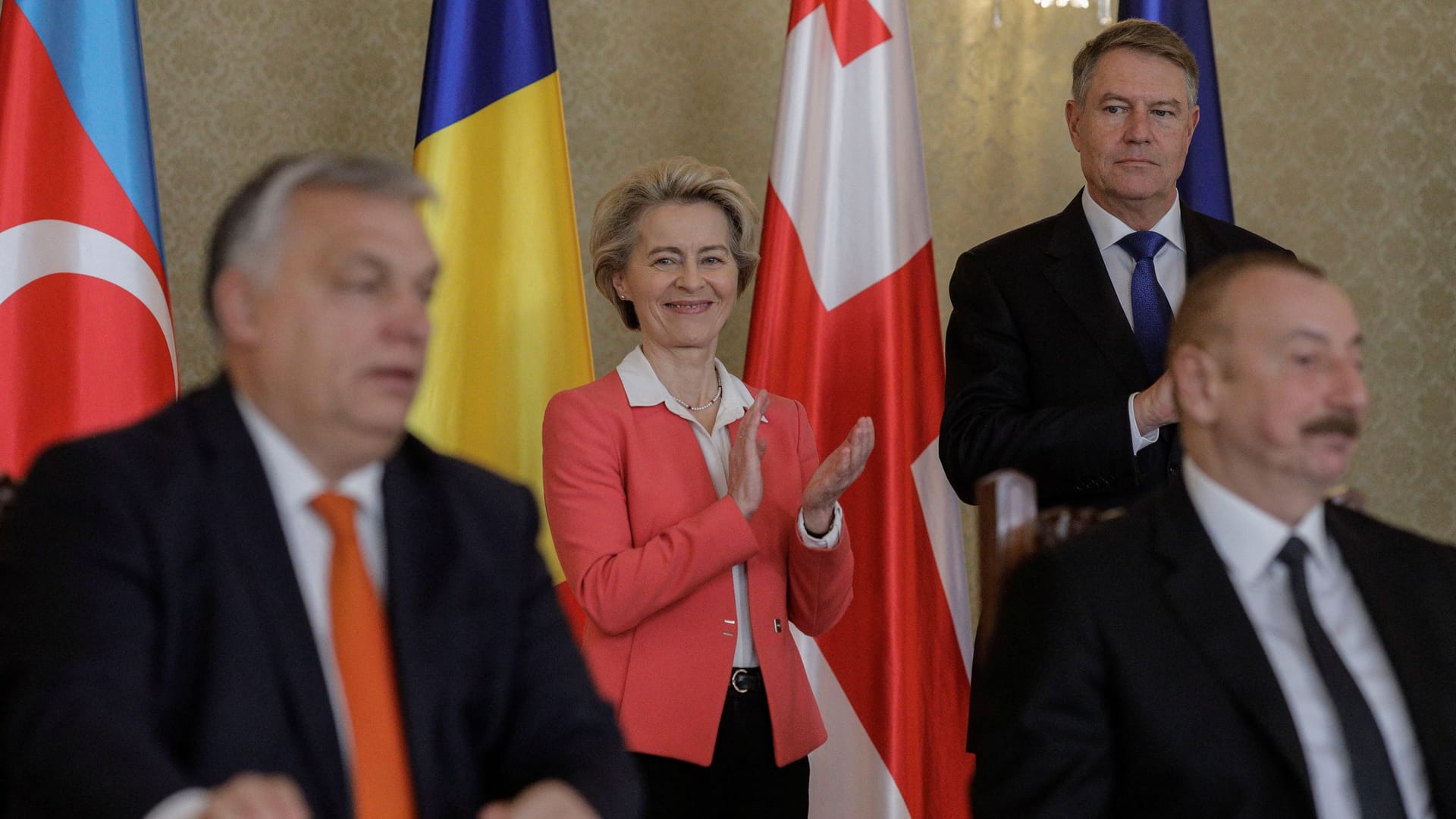 EU-Komissionspräsidentin Ursula von der Leyen (Mitte) mit Partnern: "Es geht auch darum, unsere Zukunft auf sauberen, bezahlbaren und sicheren Energiequellen zu gründen".