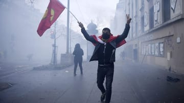 Aufgeheizte Stimmung: Nach den tödlichen Schüssen sind den zweiten Tag infolge Menschen in Paris auf die Straße gegangen. (Quelle: Julien De Rosa/dpa) Aufgeheizte Stimmung: Nach den tödlichen Schüssen sind den zweiten Tag infolge Menschen in Paris auf die Straße gegangen.