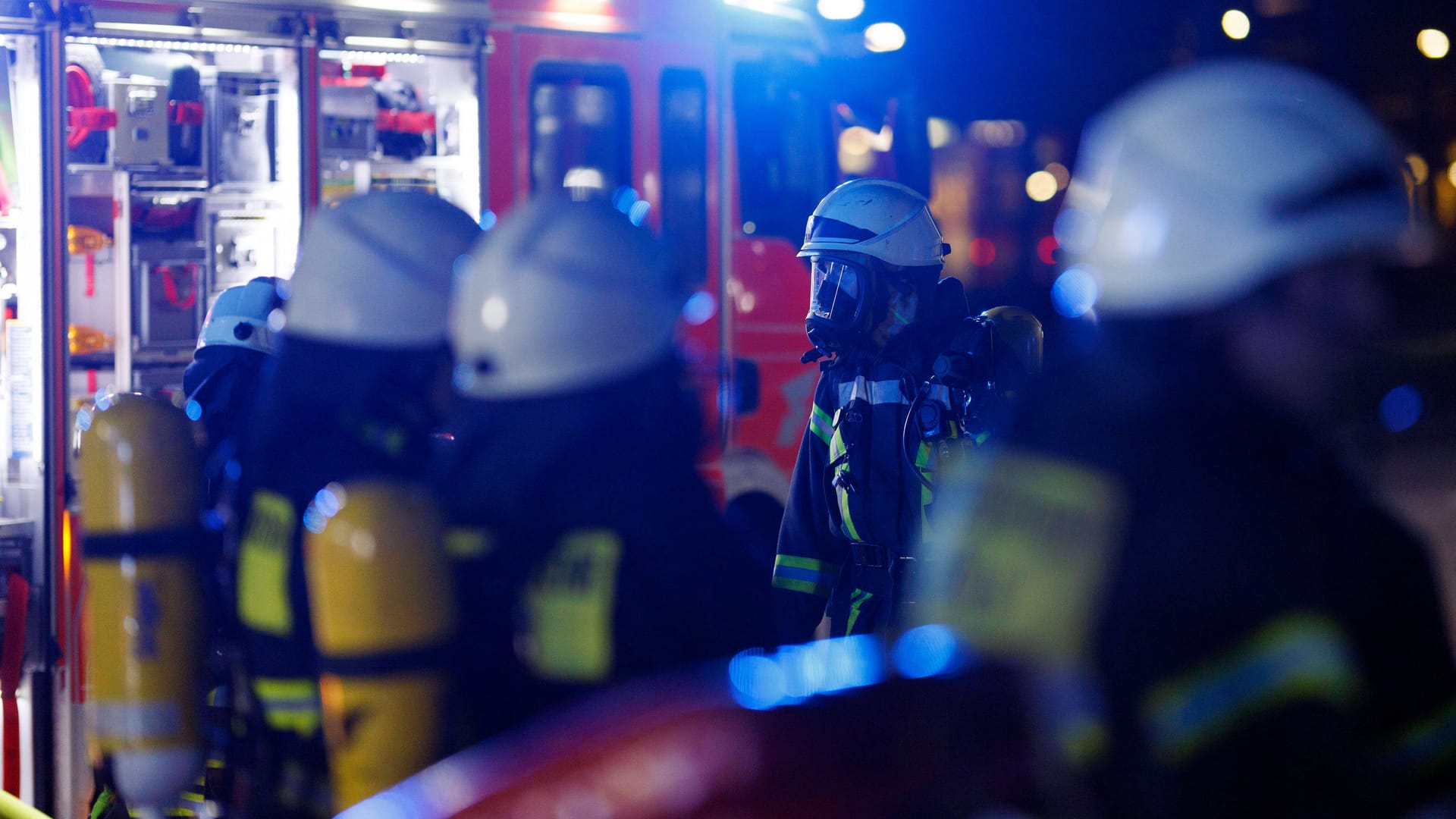 Feuerwehrleute mit Atemschutzgeräten (Symbolbild): Das gesamte Haus wurde vorübergehend geräumt.