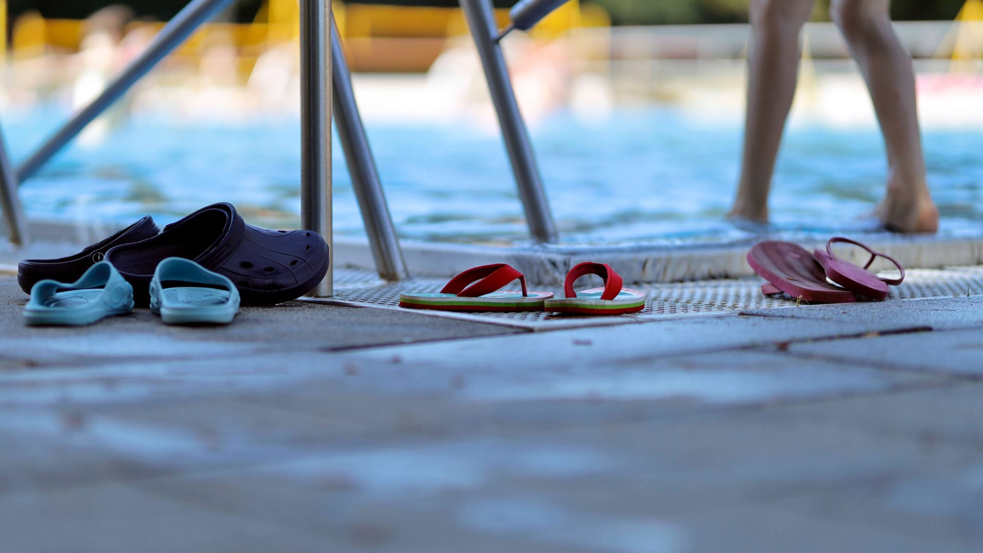 Im Schwimmbad sollten Sie nicht auf Badeschlappen verzichten, um Nagelpilz vorzubeugen.