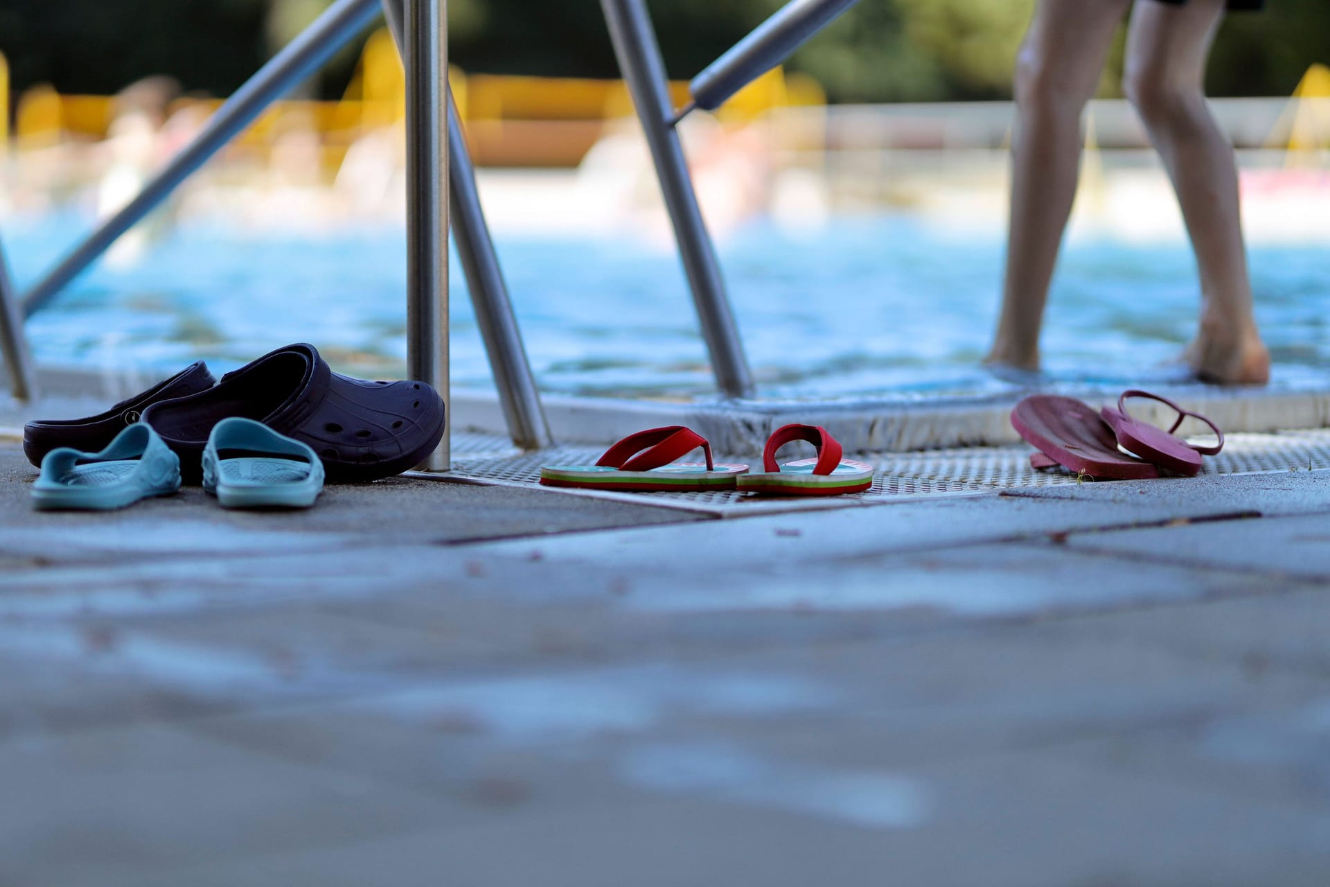 Im Schwimmbad sollten Sie nicht auf Badeschlappen verzichten, um Nagelpilz vorzubeugen.