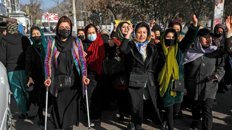 Frauen protestieren in Kabul (Archivbild): Nach dem Universitätsverbot für Frauen war es zu mehreren Demonstrationen gekommen.