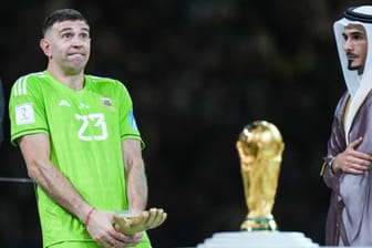 Emiliano Martínez: Mit seiner fragwürdigen Pose bei der WM-Siegesfeier sorgte der Argentinier für hitzige Diskussionen.