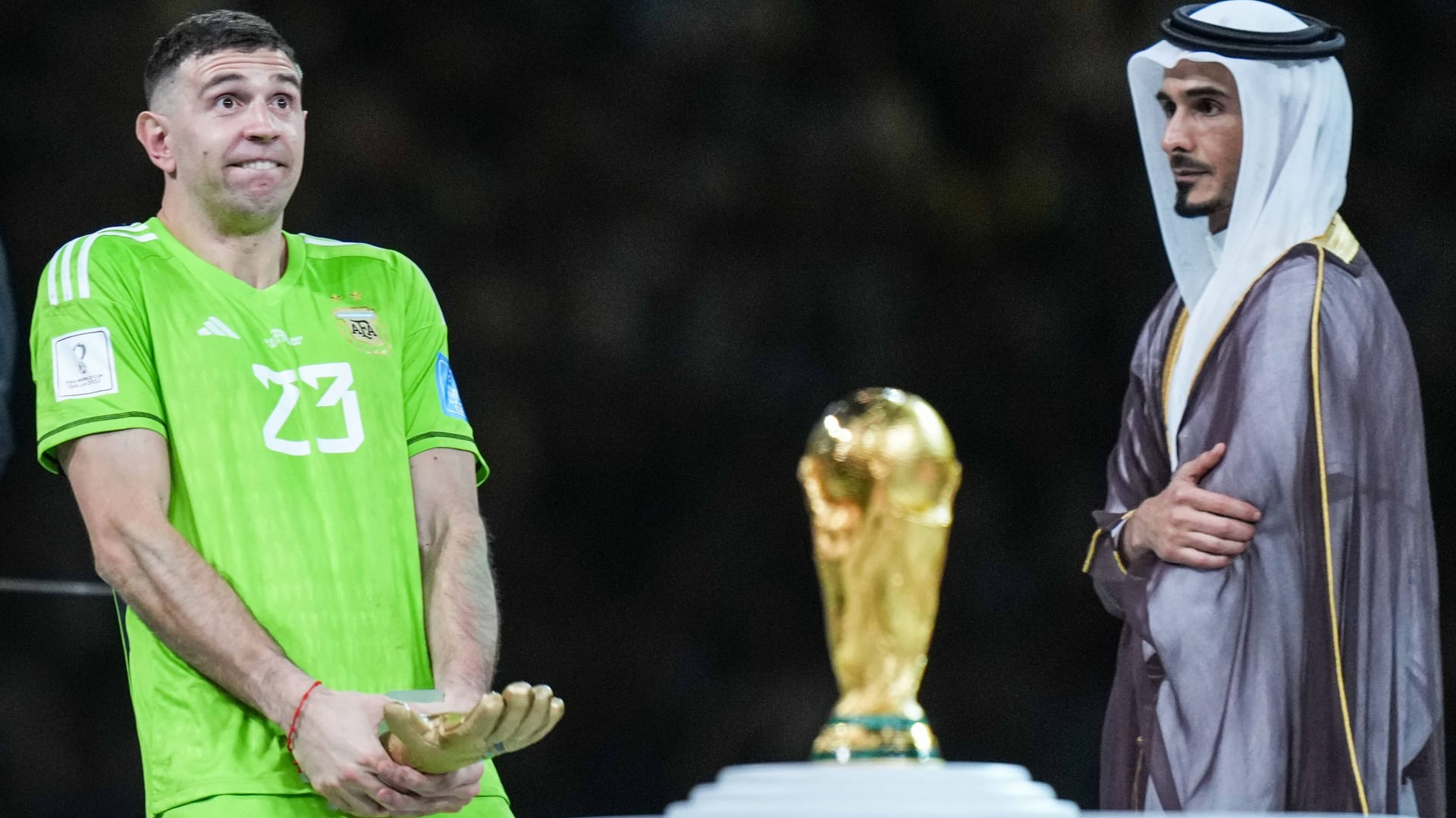 Emiliano Martínez: Mit seiner fragwürdigen Pose bei der WM-Siegesfeier sorgte der Argentinier für hitzige Diskussionen.