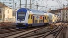 Ein Metronom fährt in einen Bahnhof (Symbolbild): 35 Fahrgäste mussten den Zug verlassen.