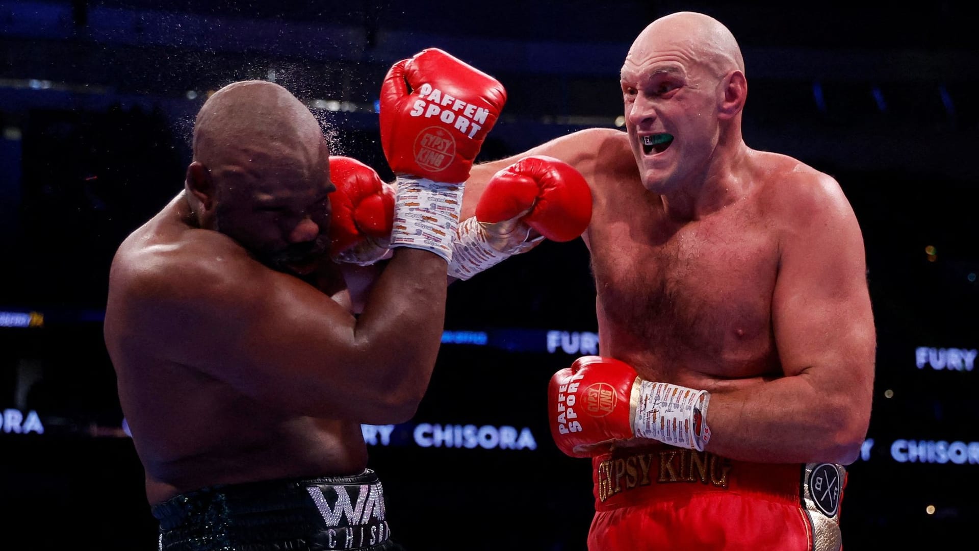 Tyson Fury (r.) musste sich kaum anstrengen, um seinen Titel gegen Derek Chisora verteidigen zu können.