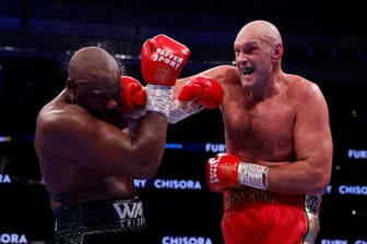 Tyson Fury (r.) musste sich kaum anstrengen, um seinen Titel gegen Derek Chisora verteidigen zu können.
