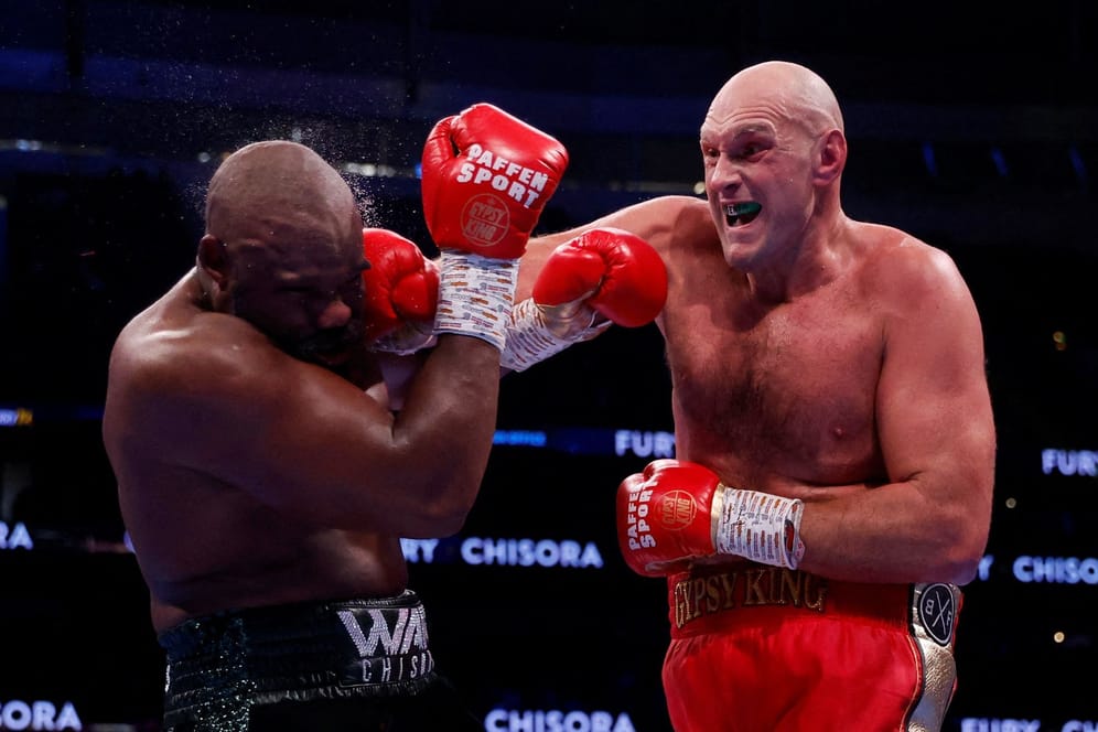 Tyson Fury (r.) musste sich kaum anstrengen, um seinen Titel gegen Derek Chisora verteidigen zu können.