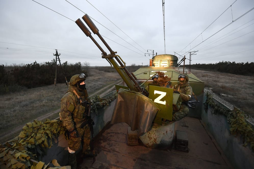 Foto des staatlichen russischen Nachrichtenportals Sputnik zeigt Soldaten auf einem Zug: Die Armee muss derzeit offenbar viel Ausrüstung von der Schiene auf die Straße verlagern.