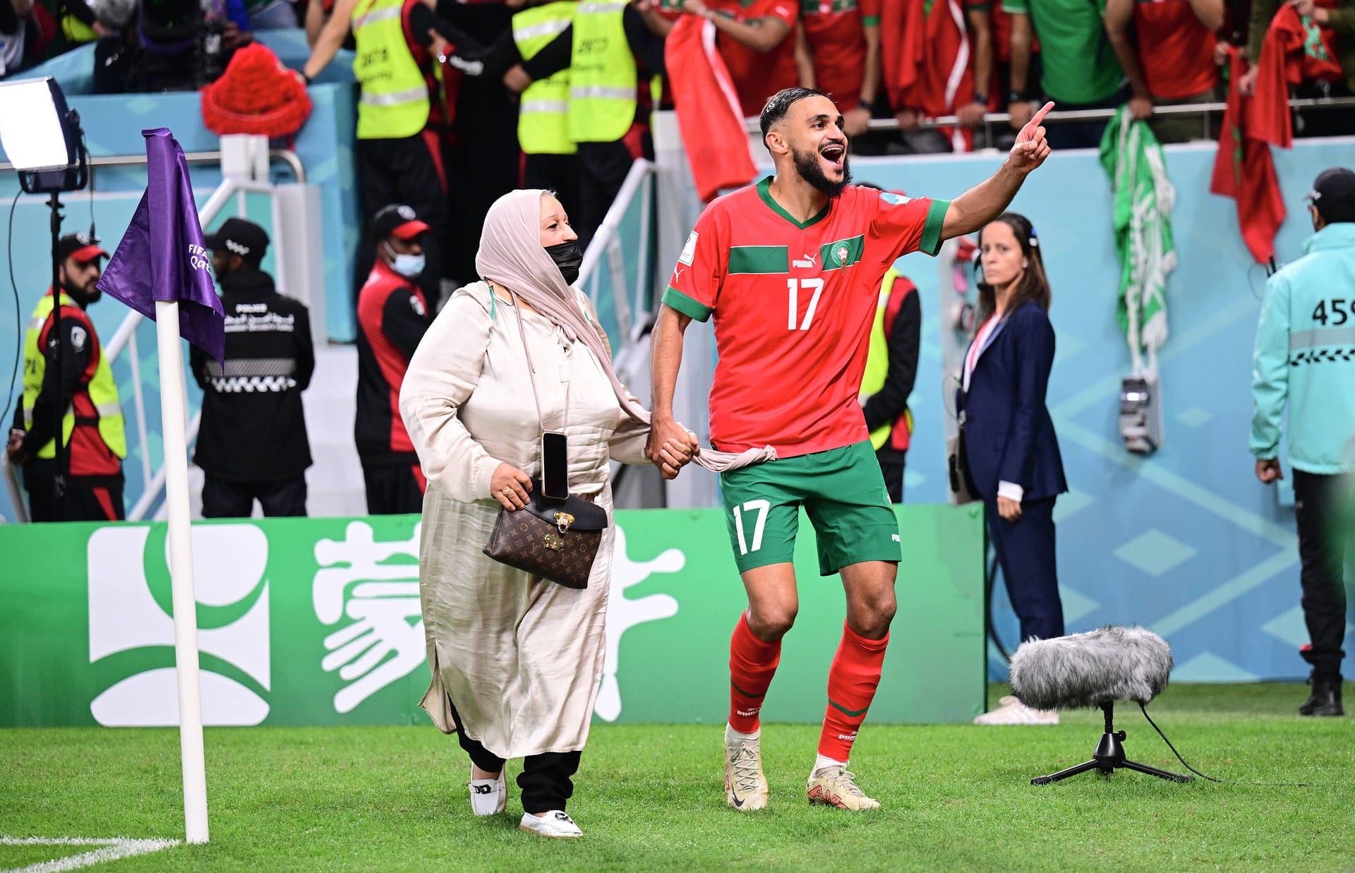 Dank eines hart erkämpften 1:0-Siegs gegen Portugal zog Marokko als erste afrikanische Mannschaft überhaupt ins Halbfinale der Fußball-Weltmeisterschaft ein. Den größten Erfolg ihrer Karriere feierten Marokkos Helden um Soufiane Boufal (re.) mit Tanzeinlagen zusammen mit ihren Müttern auf dem Spielfeld.