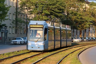 Eine Tram in München (Symbolbild): In Giesing sprang eine Straßenbahn aus den Schienen.