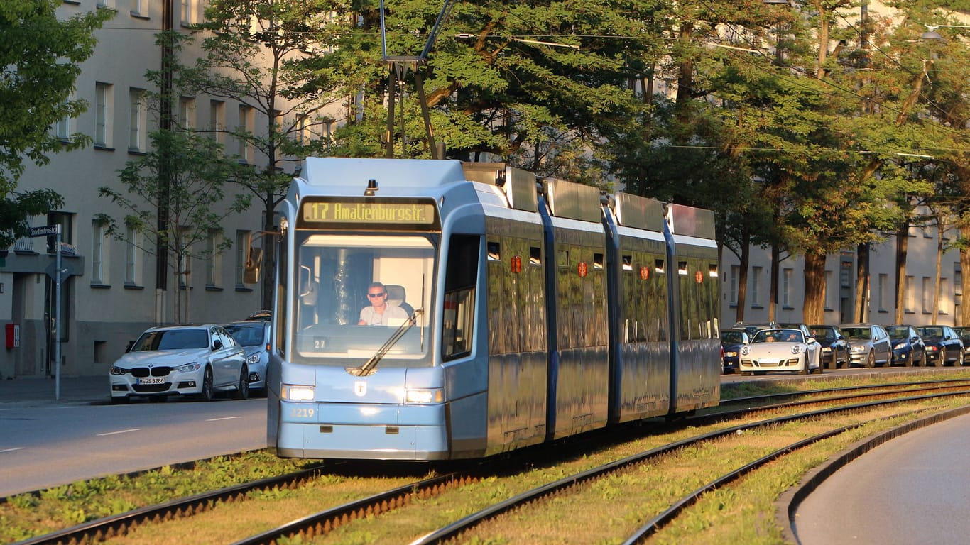 Eine Tram in München (Symbolbild): In Giesing sprang eine Straßenbahn aus den Schienen.