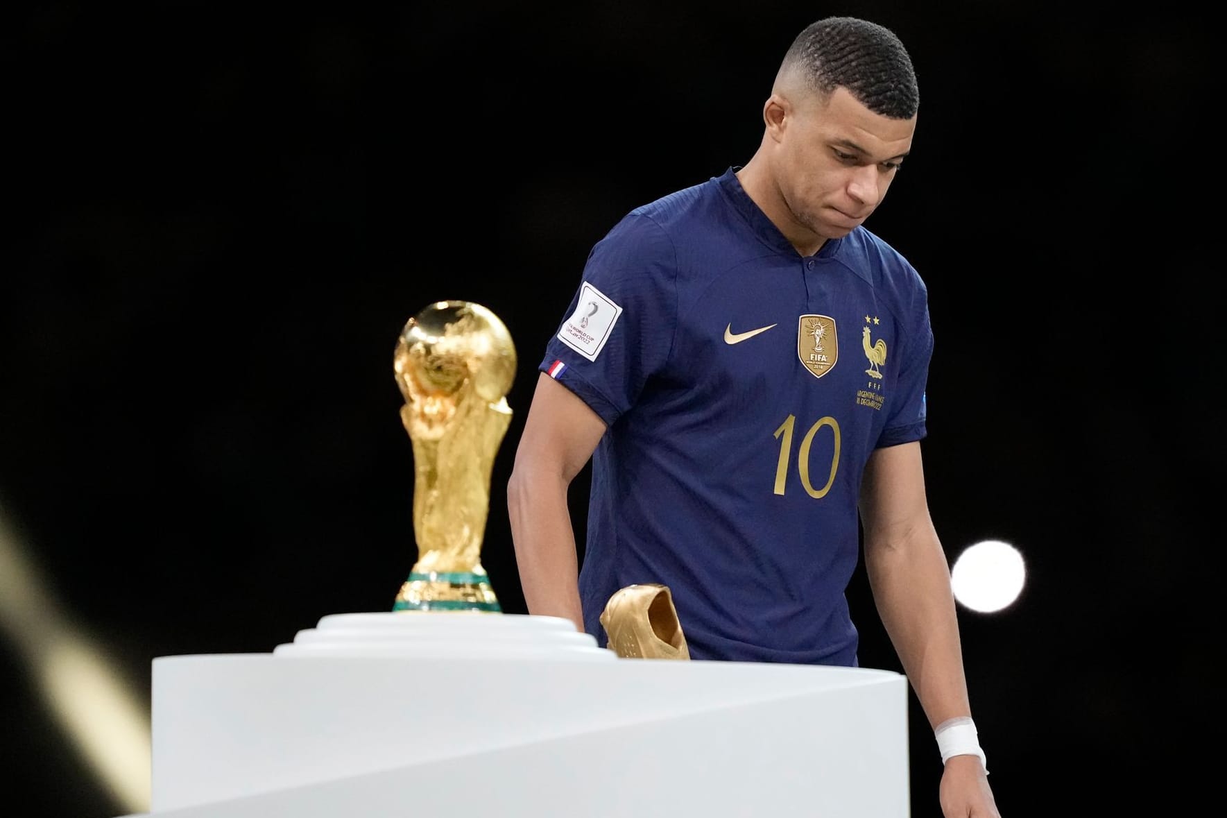 Den goldenen Schuh hat er, am Weltpokal muss Kylian Mbappé vorbeilaufen: Der Superstar war untröstlich.