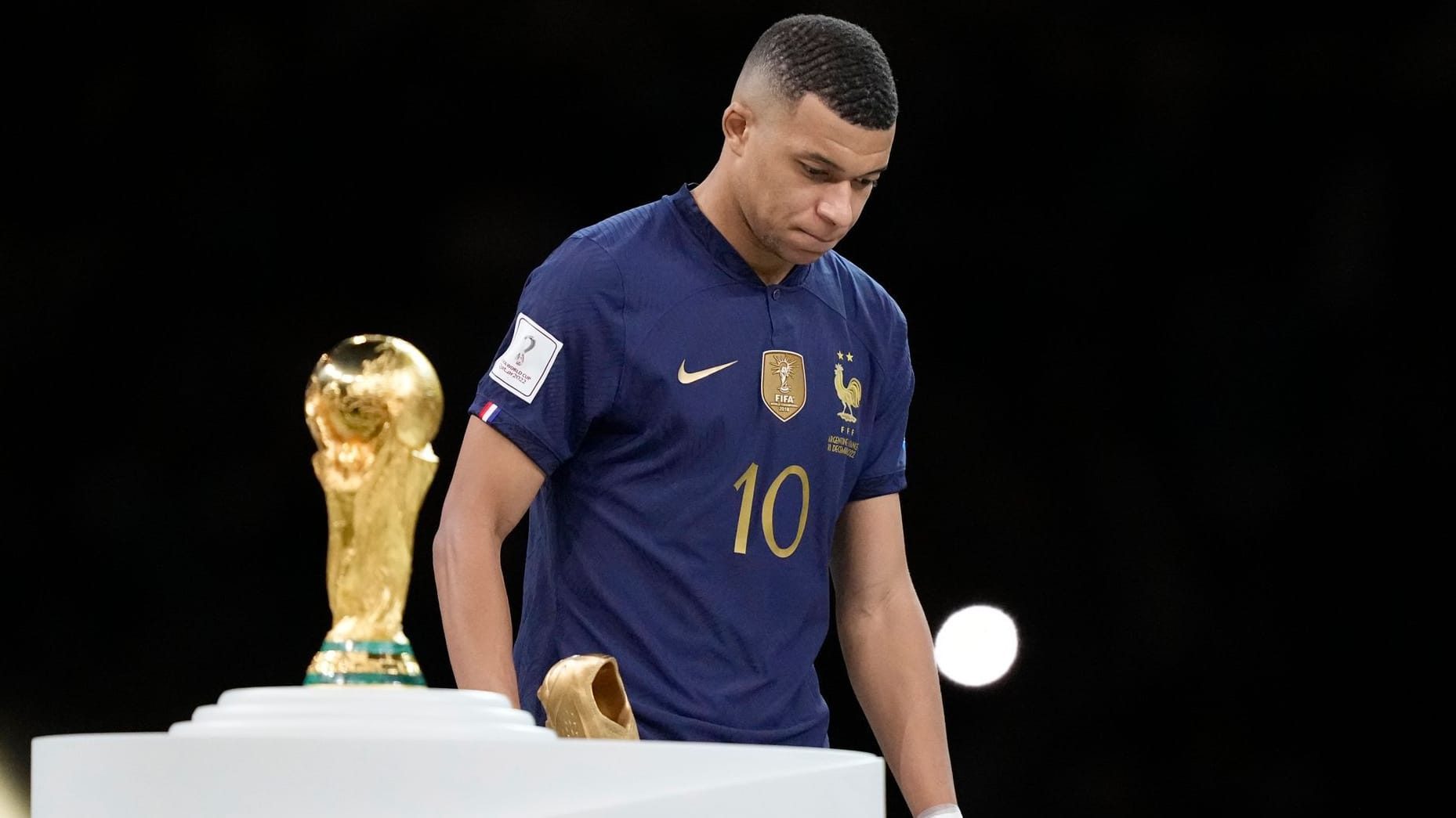 Den goldenen Schuh hat er, am Weltpokal muss Kylian Mbappé vorbeilaufen: Der Superstar war untröstlich.