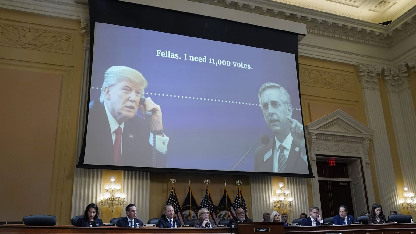Im Ausschuss wurde ein Video über Trump gezeigt: "Leute. Ich brauche 11.000 Stimmen", steht neben einem Bild des Ex-Präsidenten.
