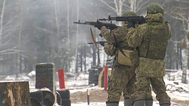 Russische Soldaten trainieren in Belarus: Den USA zufolge könnte die Munition in der russischen Armee knapp werden.