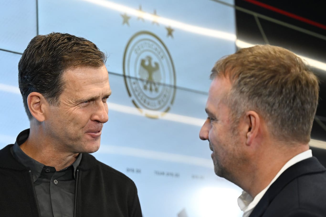Hansi Flick und Oliver Bierhoff (Archivbild): Bierhoff und der Deutsche Fußball-Bund haben den gemeinsamen Vertrag vorzeitig aufgelöst.