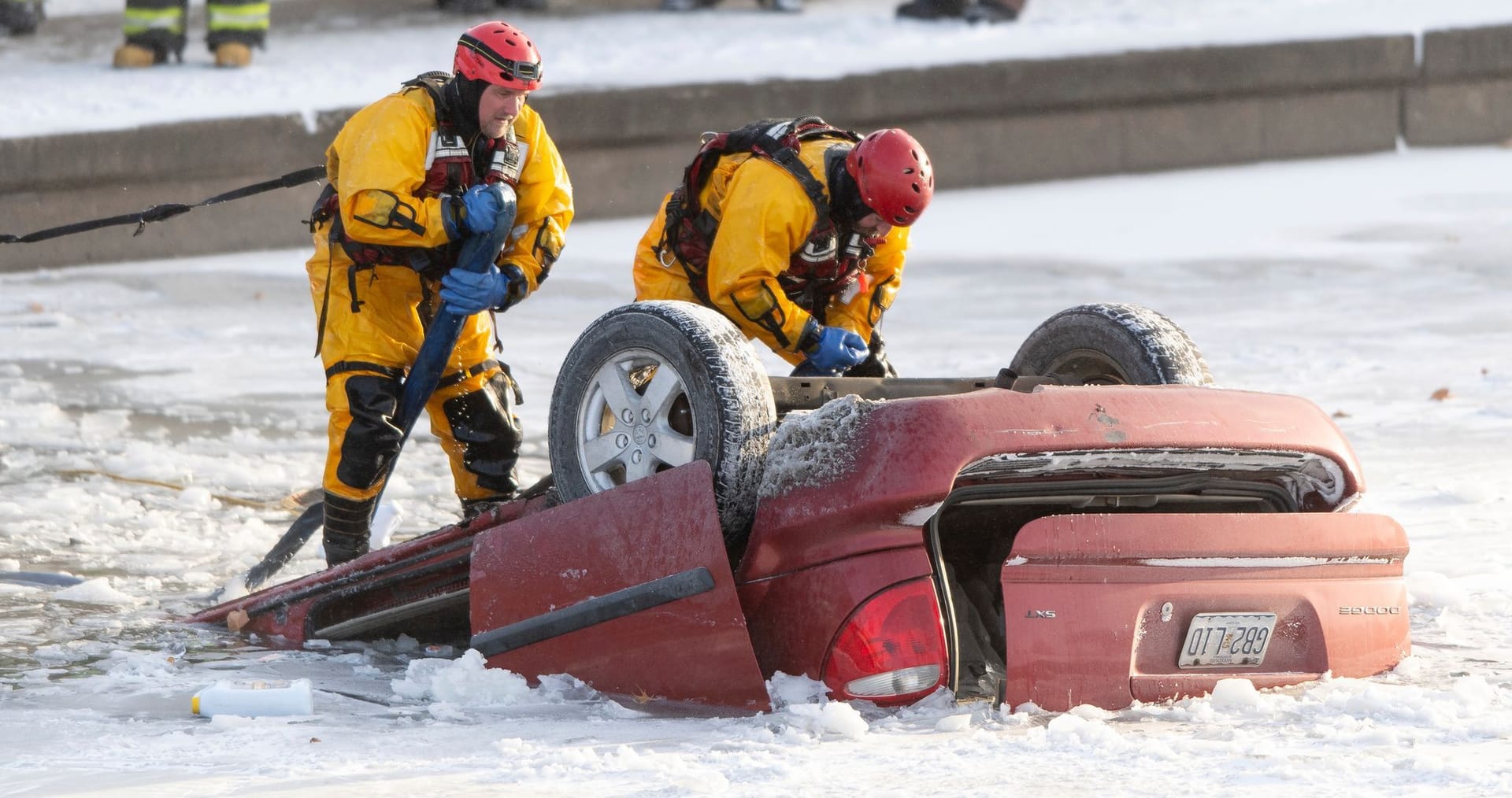 Kansas City in Missouri: Feuerwehrleute bergen ein Auto, das in einen Fluss gestürzt ist. Mehrere Menschen starben bereits infolge des Sturms.