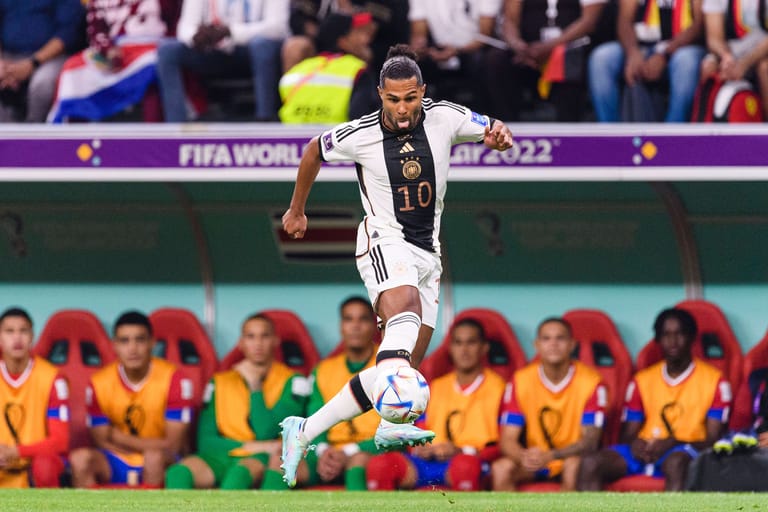 Serge Gnabry: Startete dieses Mal auf der linken Offensivseite. Prüfte Navas früh (4.), stand zuvor aber klar im Abseits. Machte es sechs Minuten später besser und erzielte mit einem präzisen Kopfball die deutsche Führung. Arbeitete immer wieder gut zurück und wurde von seinen Mannschaftskollegen gesucht. Erzirkelte fast das 2:0 (40.). Bereitete Havertz‘ 3:2 vor. Am Ende platt. Note 3