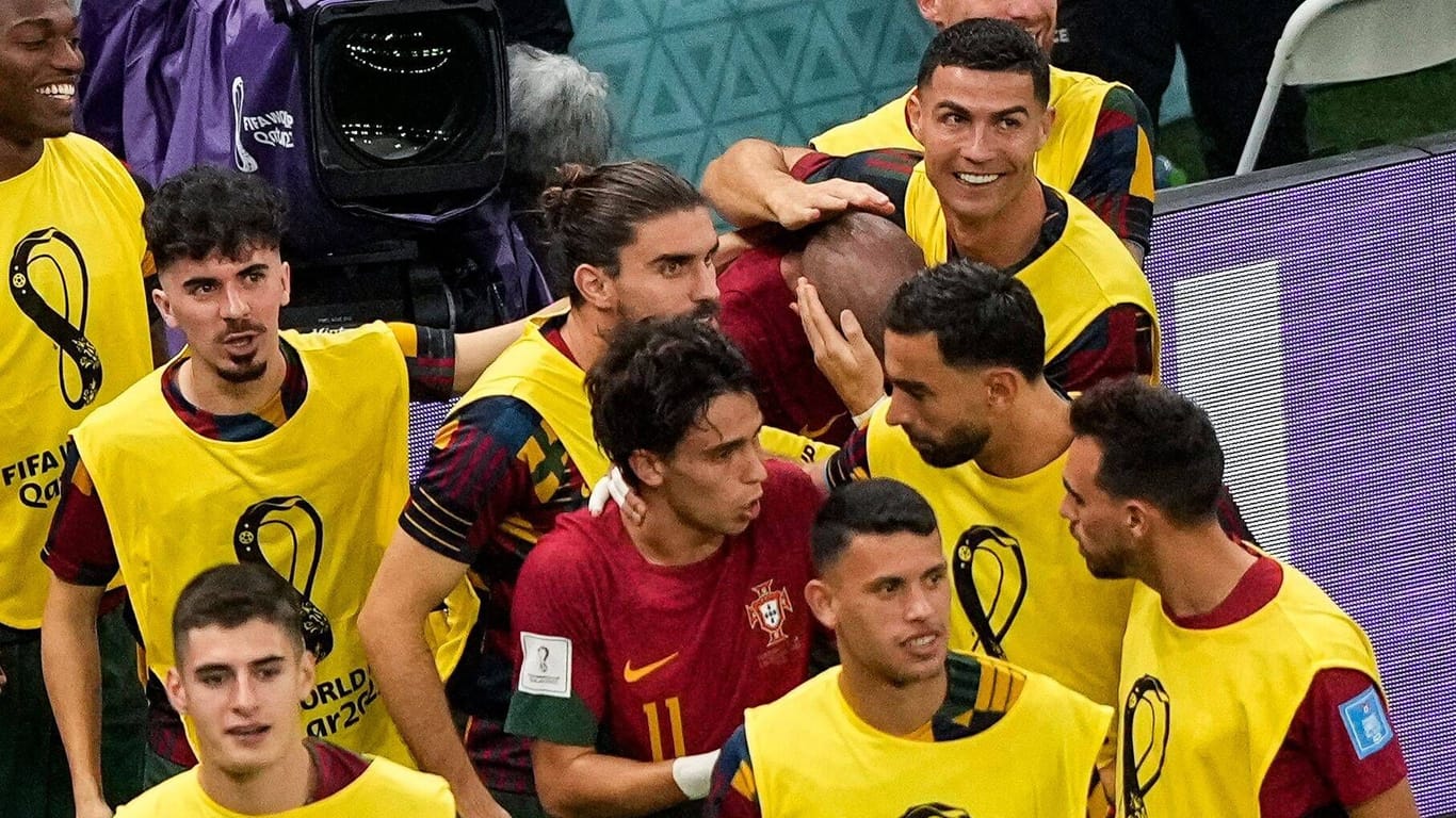 Ausgelassen: Ronaldo (oben) feiert Teamkollege und Torschütze Pepe.