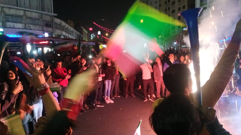 Iraner feiern ihr Fußballnationalteam in Tehran: Nach dem Aus gegen die USA fielen die Reaktionen in der Bevölkerung gemischt aus.