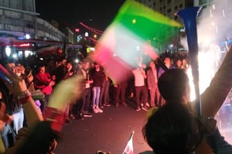 Iraner feiern ihr Fußballnationalteam in Tehran: Nach dem Aus gegen die USA fielen die Reaktionen in der Bevölkerung gemischt aus.