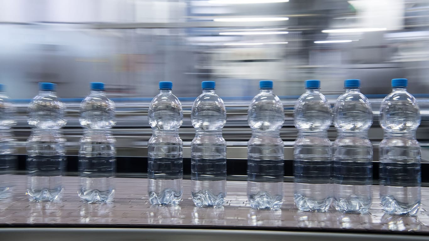 Inflation: Auch für Mineralwasser werden die Verbraucher wohl schon bald tiefer in die Tasche greifen müssen.