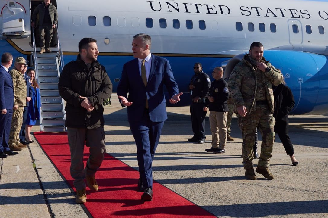 Wolodymyr Selenskyj verlässt den US-Regierungsflieger: Sein Weg führte von der Ukraine über Polen in die USA.