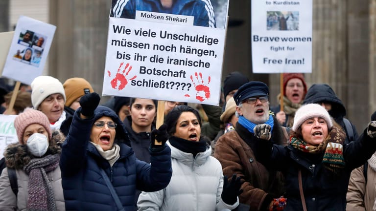 Proteste nach der Hinrichtung von Mohsen Schekari in Berlin: Außenministerin Baerbock warf der iranischen Führung "Menschenverachtung" vor.