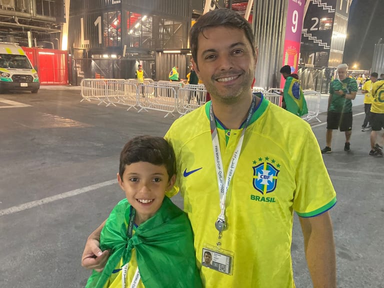 Gustavo mit Sohn Mateo: Er erlebte die Choreographie zu Gunsten Pelés live im Stadion.