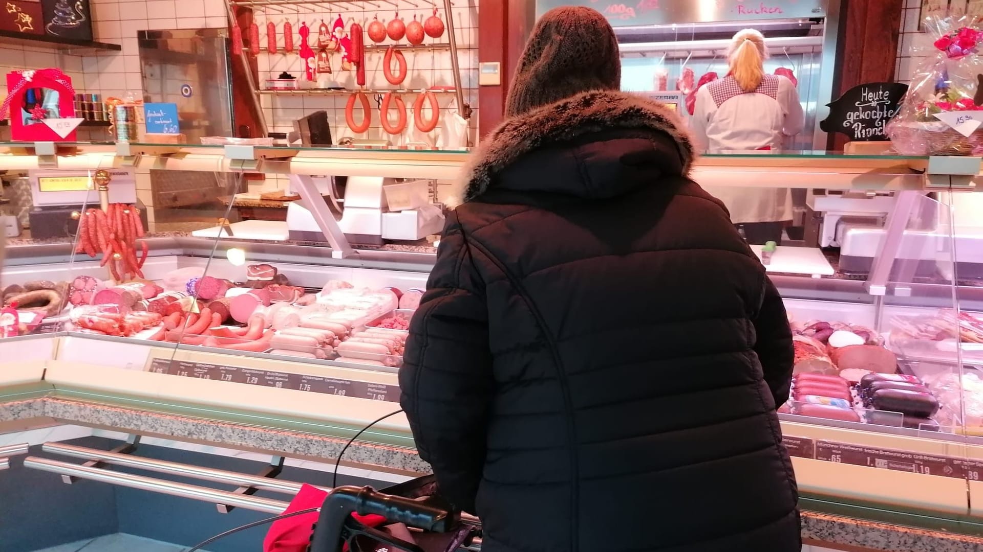 Gisela Kraft beim Einkaufen in der Frankfurter Metzgerei.