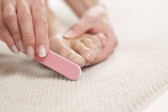 Wer es bei der Fußpflege übertreibt, kann seiner Haut schaden.