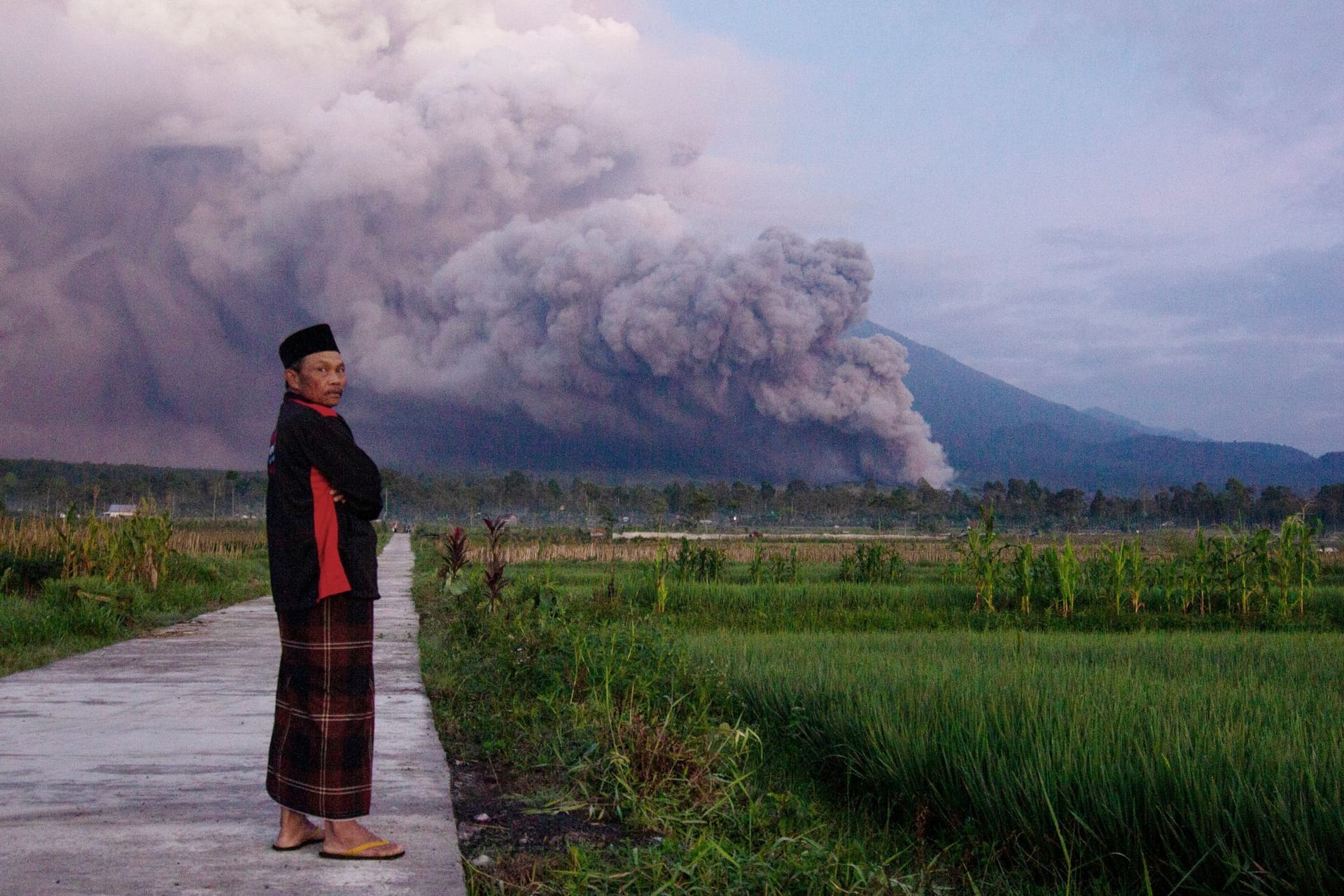 Ausbruch des Semeru: Ein Mann beobachtet die Eruption des Vulkans auf der indonesischen Insel Java.