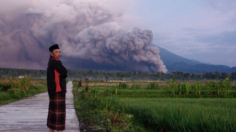 Ausbruch des Semeru: Ein Mann beobachtet die Eruption des Vulkans auf der indonesischen Insel Java.