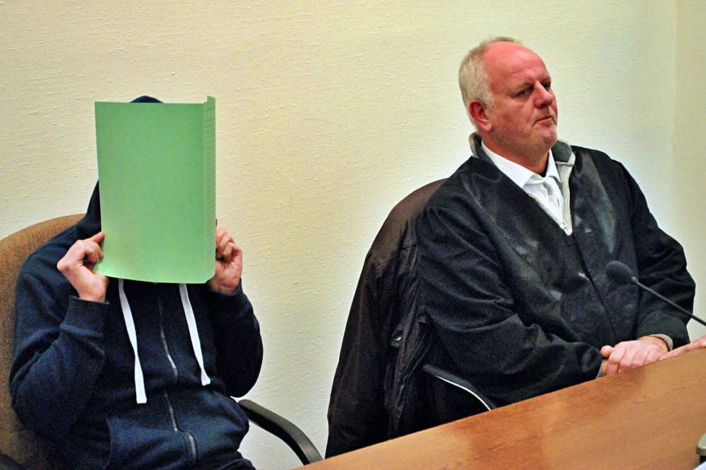 Marcus R. und Verteidiger Christian Lange: Der Angeklagte wurde am Dienstag zu einer langen Freiheitsstrafe verurteilt.