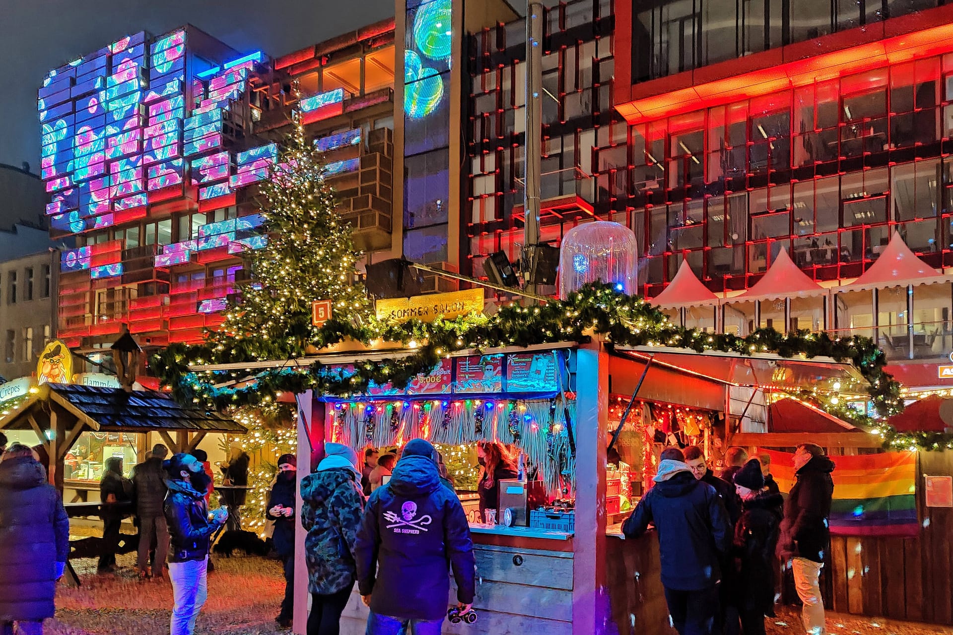 Ein bunter Weihnachtsmarkt auf der Hamburger Reeperbahn: Trotz Energiekrise leuchtet und blinkt die Vorweihnachtszeit.