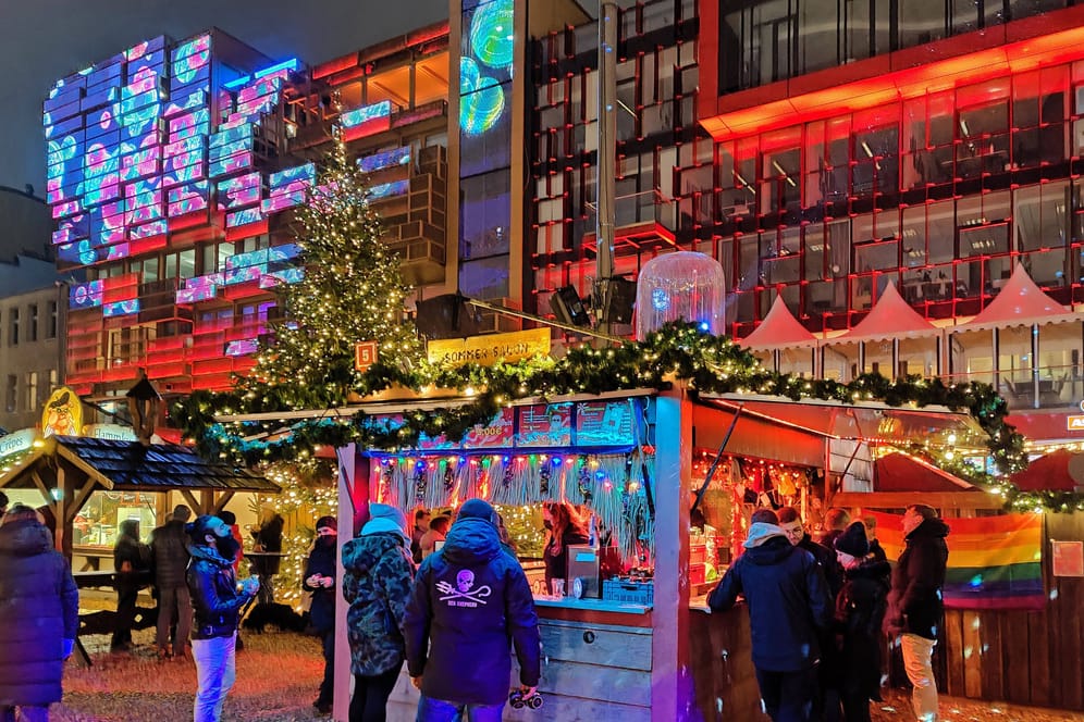 Ein bunter Weihnachtsmarkt auf der Hamburger Reeperbahn: Trotz Energiekrise leuchtet und blinkt die Vorweihnachtszeit.