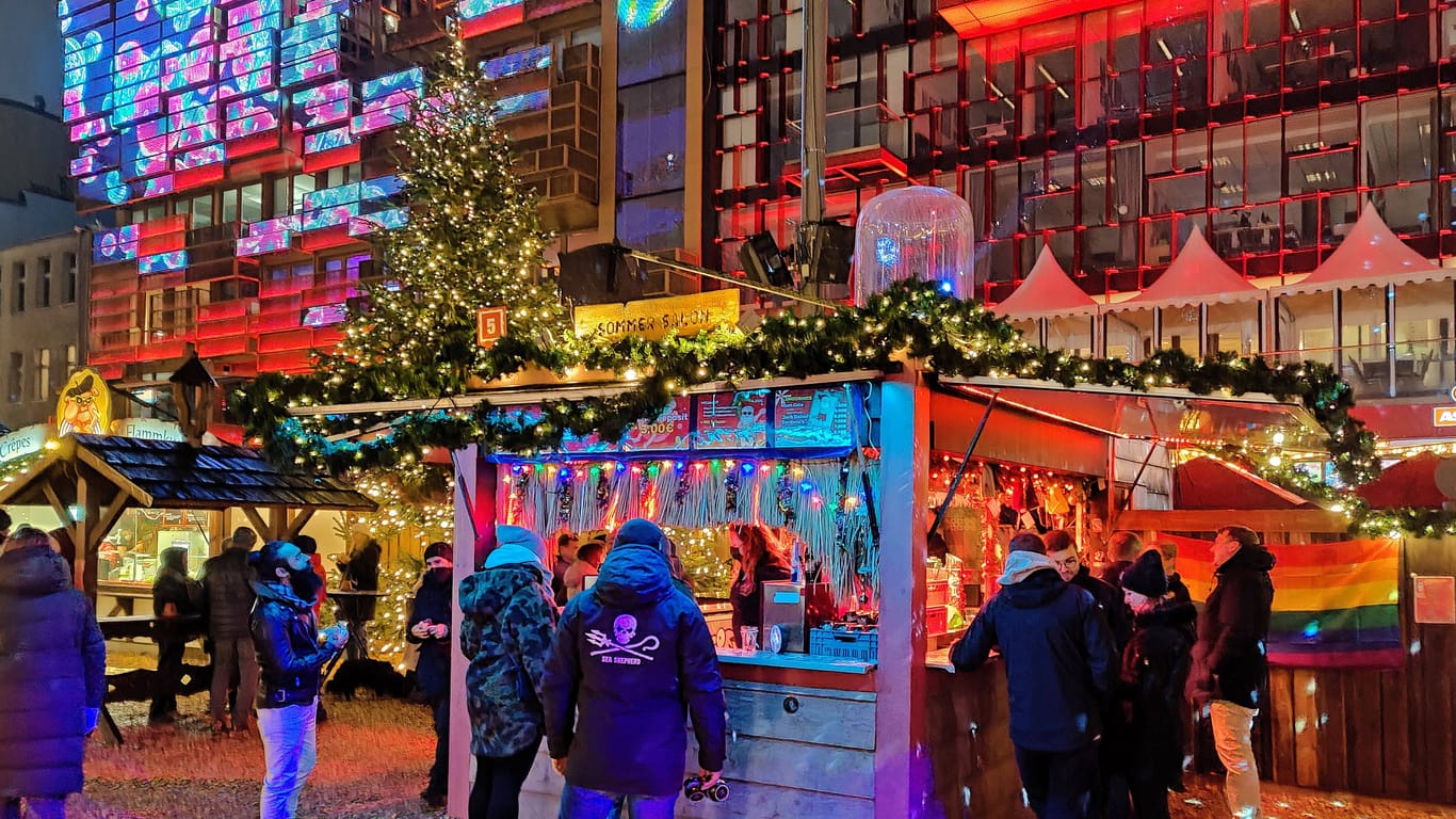 Ein bunter Weihnachtsmarkt auf der Hamburger Reeperbahn: Trotz Energiekrise leuchtet und blinkt die Vorweihnachtszeit.