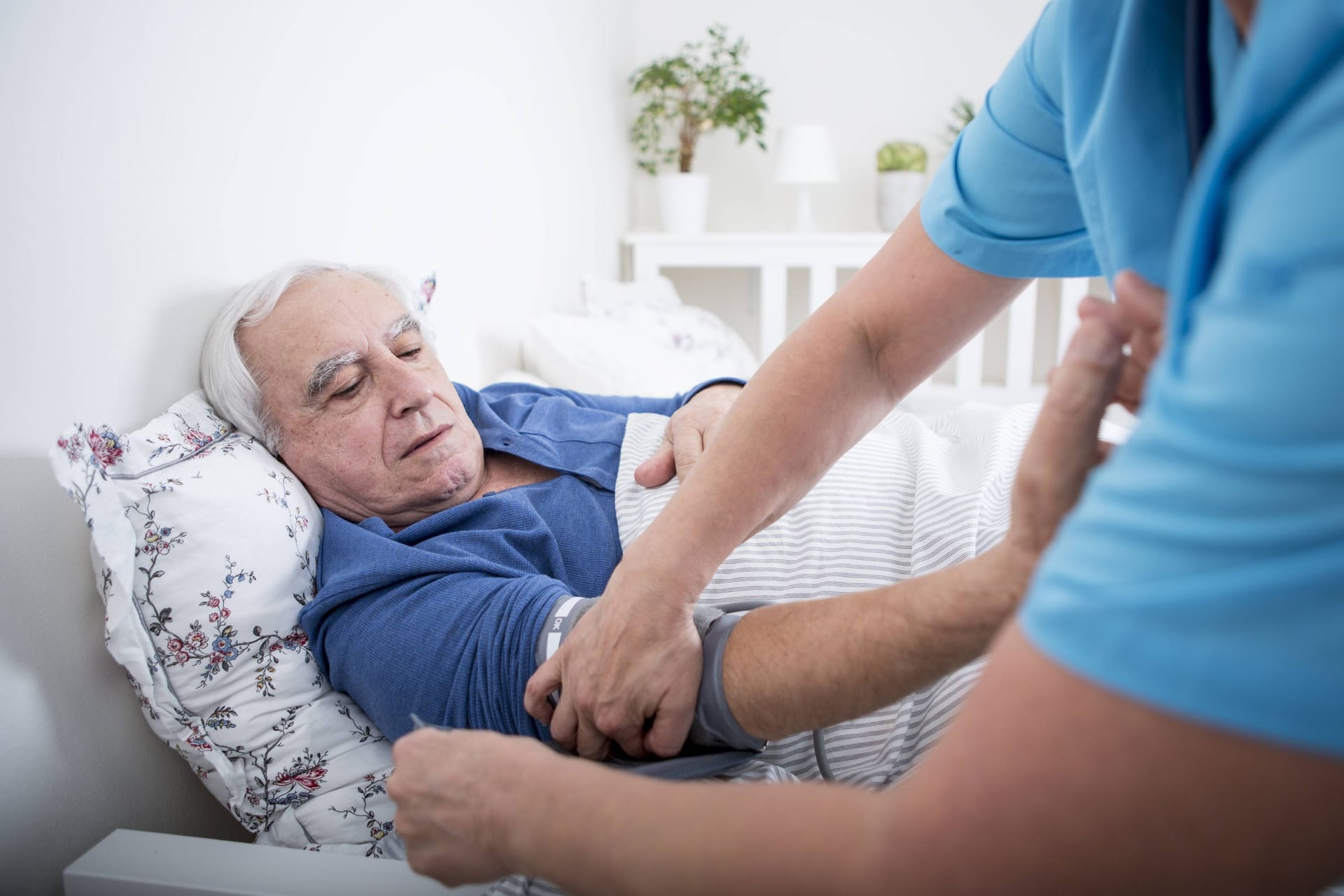 Viele Angehörige kümmern sich im Alter um pflegebedürftige Verwandte, wenn diese es nicht mehr alleine schaffen.