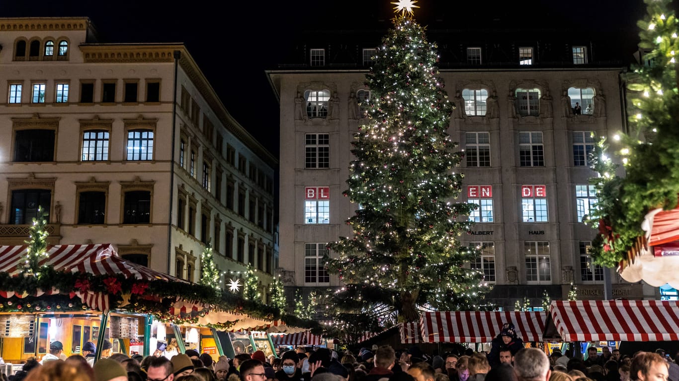 Auftakt des Leipziger Weihnachtsmarktes (Archivfoto): Die Bäume können nicht einfach so mitgenommen werden, es gibt Regeln, betont die Stadt.