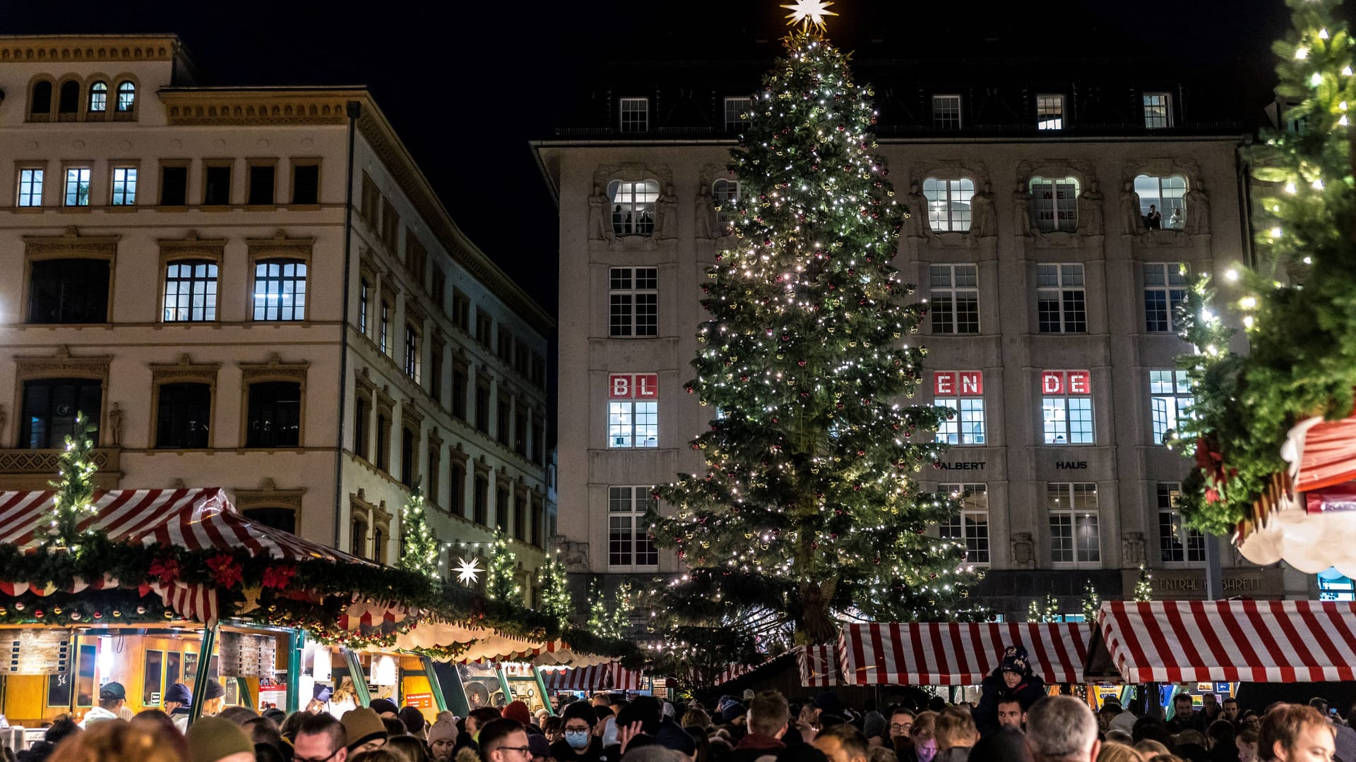 Auftakt des Leipziger Weihnachtsmarktes (Archivfoto): Die Bäume können nicht einfach so mitgenommen werden, es gibt Regeln, betont die Stadt. Auftakt des Leipziger Weihnachtsmarktes (Archivfoto): Die Bäume können nicht einfach so mitgenommen werden, es gibt Regeln, betont die Stadt.