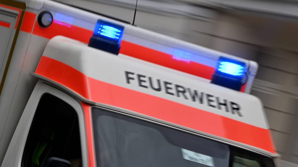 Rettungswagen der Feuerwehr in München im Einsatz (Symbolbild): Bei einem Brand ist nun eine Frau ums Leben gekommen.