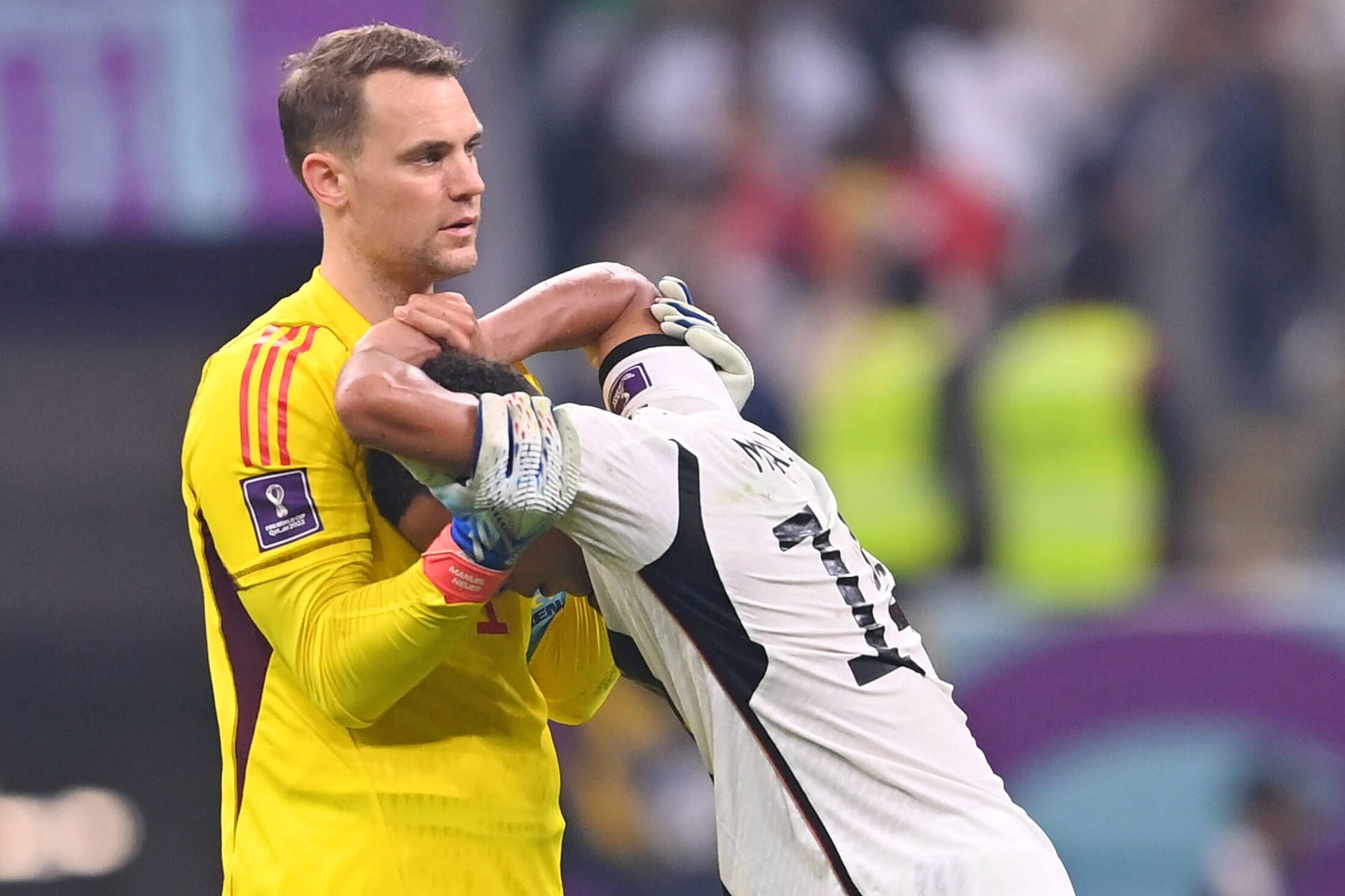 Manuel Neuer und Jamal Musiala: Auch die beiden Bayern-Stars sind nach dem Vorrundenaus mit der Nationalelf bei der WM in Katar enttäuscht nach München zurückgekehrt.