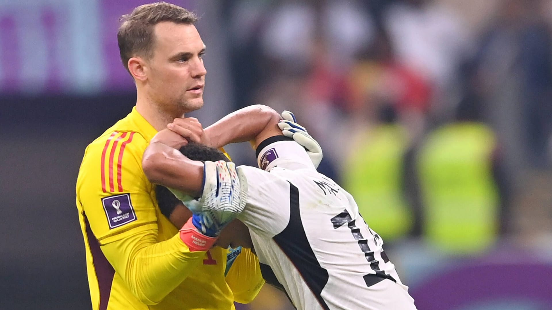 Manuel Neuer und Jamal Musiala: Auch die beiden Bayern-Stars sind nach dem Vorrundenaus mit der Nationalelf bei der WM in Katar enttäuscht nach München zurückgekehrt.