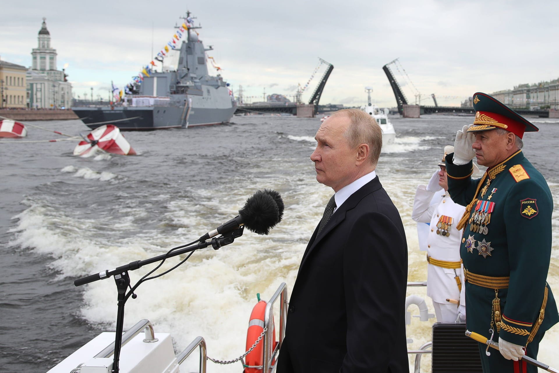 Wladimir Putin bei einem Besuch der Marine (Archivbild): Offenbar nutzt Russland eine Schattenflotte, um Öl zu transportieren.