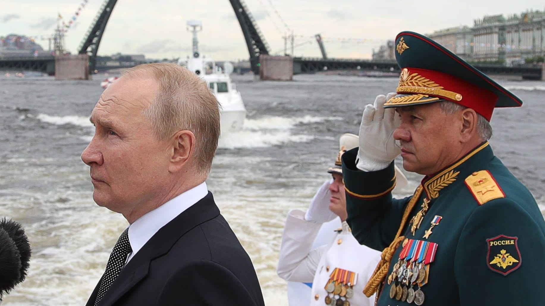 Wladimir Putin bei einem Besuch der Marine (Archivbild): Offenbar nutzt Russland eine Schattenflotte, um Öl zu transportieren.